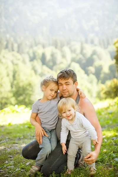 Pai com filhas em montanhas e florestas. viagem — Fotografia de Stock