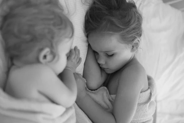 Menina com irmã dormir juntos na cama casa — Fotografia de Stock