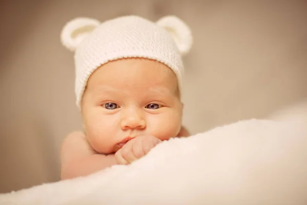 Novorozeně. portrét holčičky v bílém medvědím klobouku — Stock fotografie