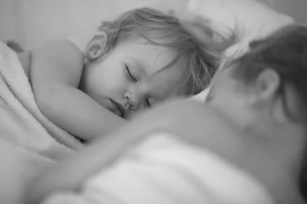 Κοριτσάκι με αδελφή κοιμάται στο κρεβάτι στο σπίτι — Φωτογραφία Αρχείου