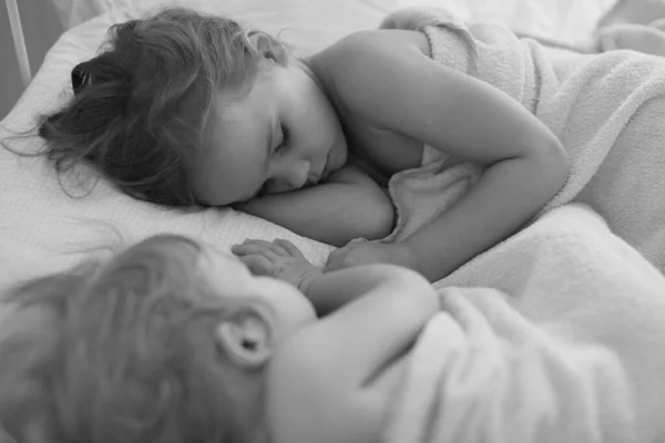 Menina pequena com irmã dormir juntos na cama casa — Fotografia de Stock