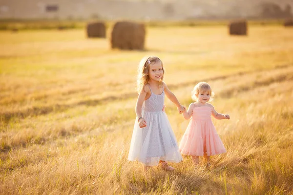 Küçük kızlar eğimli alanda el ele tutuşuyorlar. — Stok fotoğraf