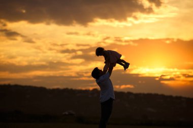 Baba gün batımında kızını tarlaya fırlatıyor. bu... 