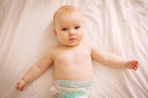 Recém-nascido 3 meses. retrato de menina no topo . — Fotografia de Stock