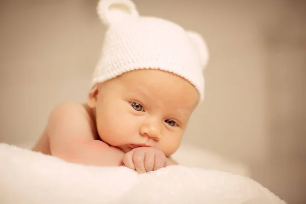 Retrato de menina recém-nascida em chapéu de urso branco . — Fotografia de Stock