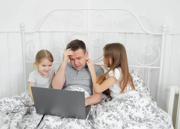 Niños interferir freelancer trabajo en cuarentena en la cama — Foto de Stock