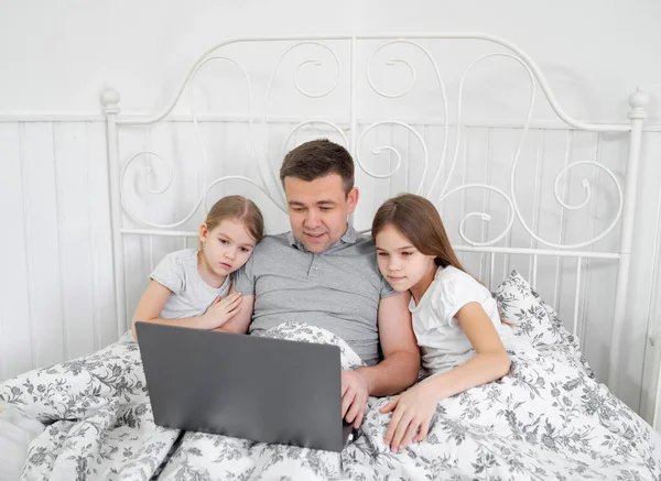 Freelancer en cuarentena con niños en el dormitorio . — Foto de Stock