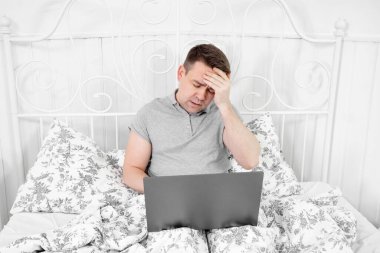 Erkek serbest çalışan hasta ve evden çalışıyor.