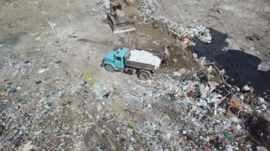 03 / 31 / 2020 Rusya Rostov Aksay çöp kamyonu boşaltıldı