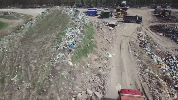 03 / 31 / 2020 Rusya Rostov Aksay kamyonu Huge çöplüğünde — Stok video