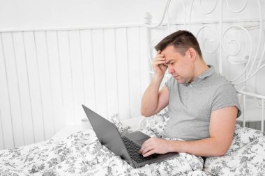 Küçük işletme. Serbest çalışan hasta ve yatakta çalışıyor.