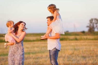 Yamaç alanındaki aile kırsalda yürüyor.