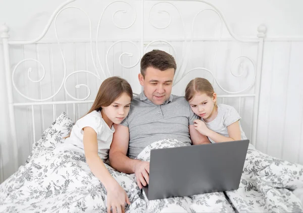 Trabajo por ordenador en casa aislado con niños . — Foto de Stock