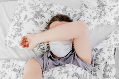 Adam evde yatıp selfie çekiyor.. 