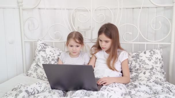 I bambini imparano online a casa in quarantena — Video Stock