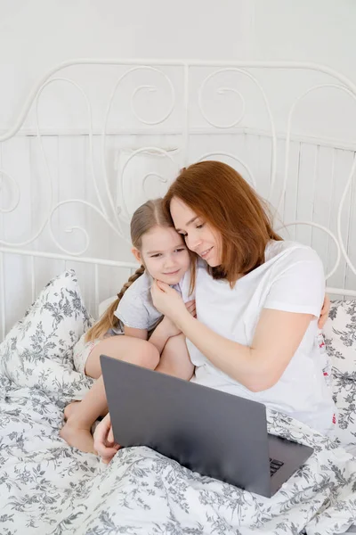 Hija y mamá freelancer trabajo en la computadora . — Foto de Stock