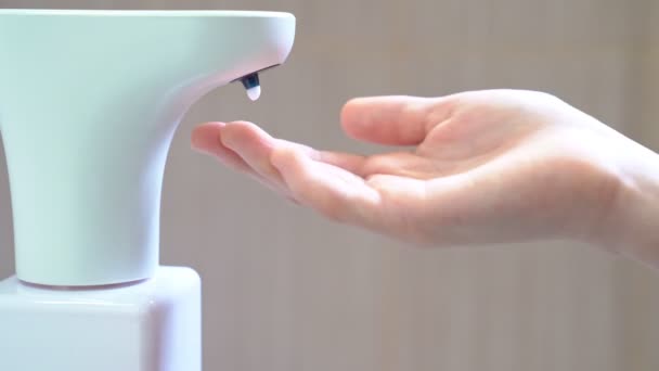 Dispensador de jabón líquido agente espumoso y sensor — Vídeos de Stock