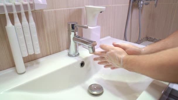 Lavado a fondo de manos masculinas jabón y agua — Vídeos de Stock