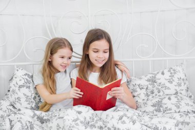 Ablam yatakta otururken genç kitap okurdu.