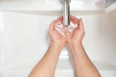 Erkeklerin üst düzey yıkama sabun köpüğü ve su