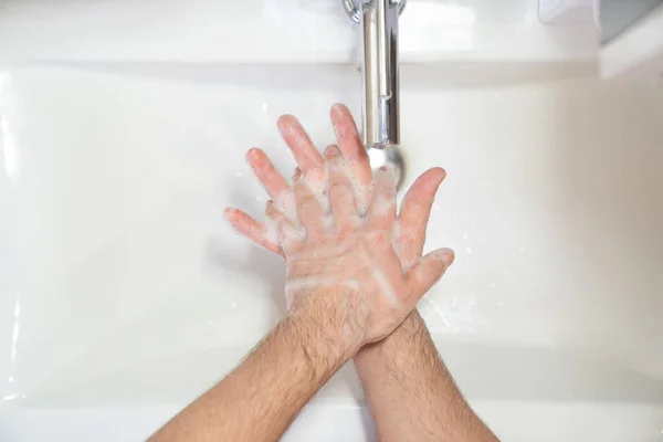 Grundlig tvätt av män händer tvålskum och vatten — Stockfoto