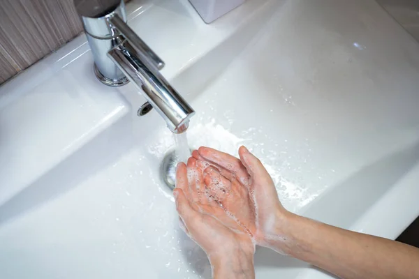 Grundlig tvättning av kvinnor händer tvål och vatten — Stockfoto