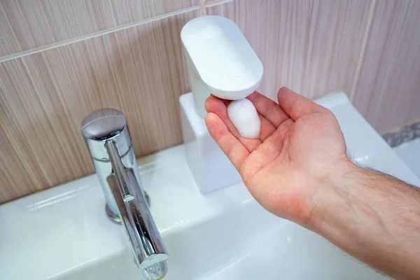 Sıvı sabun köpürtme maddesi ve sensör — Stok fotoğraf