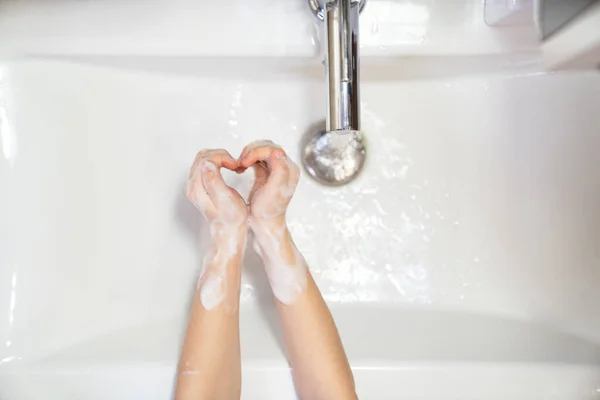 Herz waschen Kinder Hände Seife Schaum und Wasser — Stockfoto