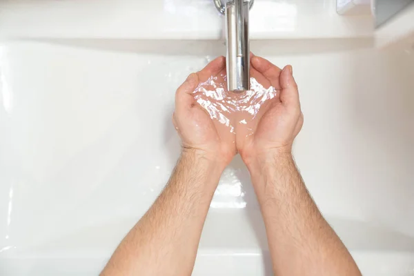 Lavagem de vista superior de homens mãos espuma de sabão e água — Fotografia de Stock