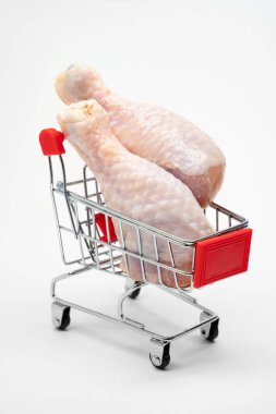 Çiğ tavuk budu oyuncak alışveriş arabasında..
