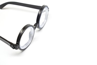 Kalın mercekli siyah çerçeveli gözlük..