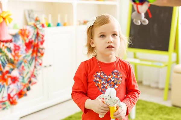 Niña rubia juega con juguete teatro de marionetas . — Foto de Stock