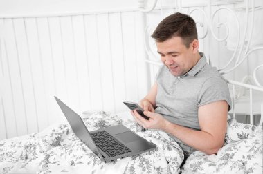 Evde kal. Serbest çalışan evden telefonla mesaj atıyor.