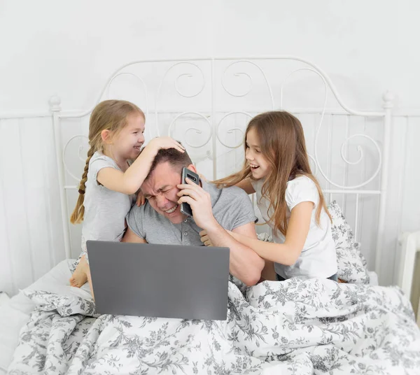 Niños interferir papá freelancer trabajo aislamiento — Foto de Stock