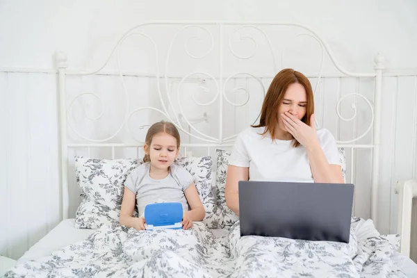 Hija y mamá freelancer jugar en el ordenador . — Foto de Stock