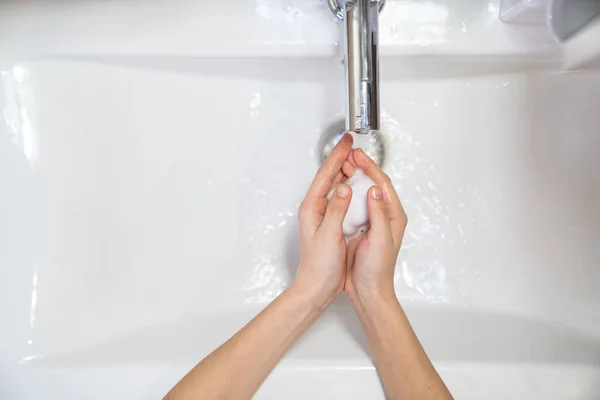 Lavagem de crianças mãos sabão e água — Fotografia de Stock