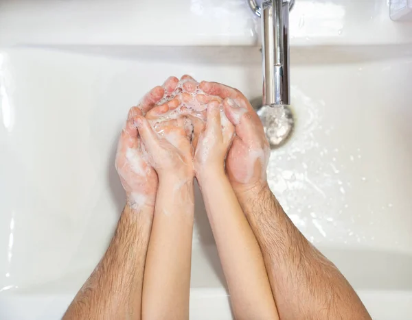 Förebyggande. pappa med liten dotter tvätta händerna. — Stockfoto