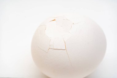 Kırık tavuk yumurtası. beyaz arkaplanda izole.