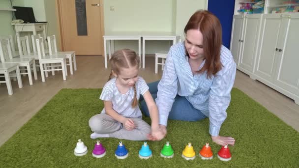 Mãe e menina brincando com sinos musicais coloridos . — Vídeo de Stock