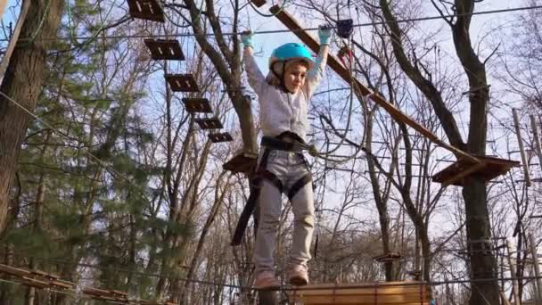 Menina pequena está aprendendo a escalar corda Parque . — Vídeo de Stock