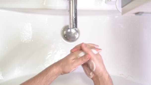 Wassen van mannen handen zeepschuim en water — Stockvideo