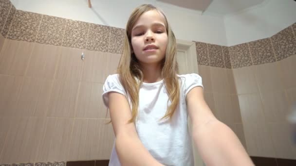 Lavarsi di ragazza da schiuma di sapone di mani e acqua. igiene — Video Stock