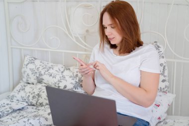 Kadın sosyal ağları. Evde salgın olarak kal.