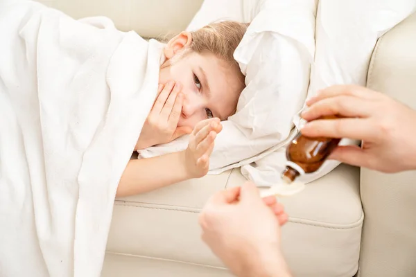 Papá le da medicina a su hija en la cama. rechaza — Foto de Stock