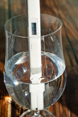 Suyun kalitesini belirlemek için TDS ölçer. Kapat..