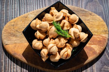 Tabakta bol yağda kızartılmış et ve sebze..