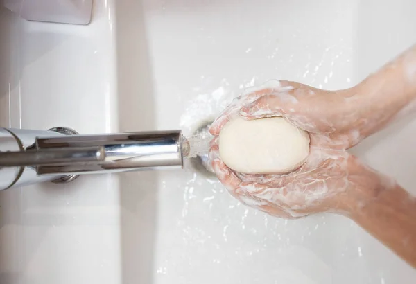 Grundlig tvättning av kvinnliga händer tvål och vatten — Stockfoto