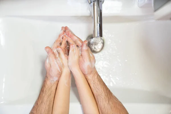 Pappa lär liten dotter grundlig tvätta händerna — Stockfoto