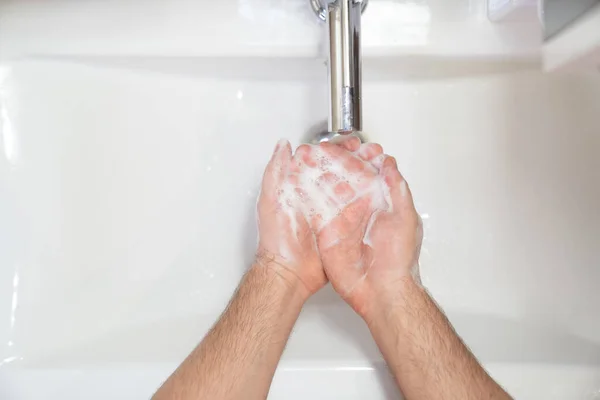 Tvättning av män händer tvålskum och vatten — Stockfoto