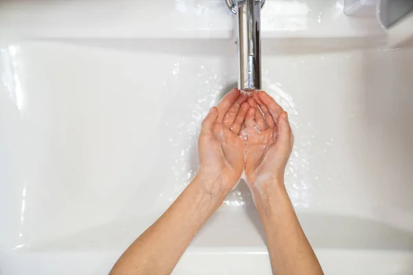 Tvättning av barn händer tvål och vatten — Stockfoto